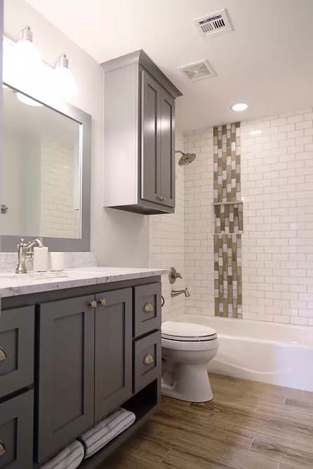 White Subway Tile With Neutral Contrasting Inset #bathroom #whiteshowertile #decorhomeideas