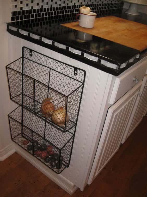 Wire Bins on Side of Cabinet #kitchen #hacks #organization #decorhomeideas