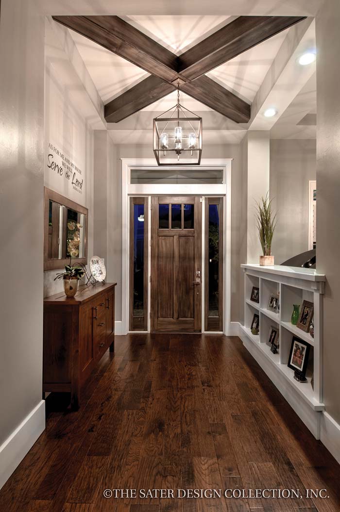 Balance Space with a Light #rusticentryway #farmhouse #decor #decorhomeideas