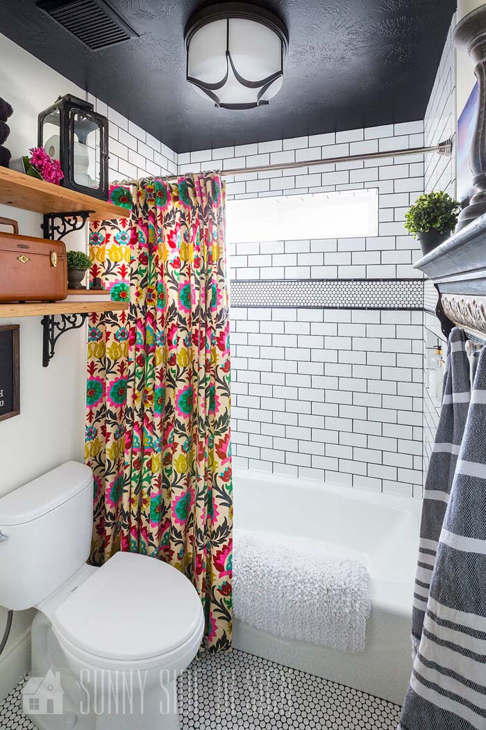 Bold Black Ceiling and Pop of Color Shower Curtain Modern Bathroom #bathroom #decor #decorhomeideas