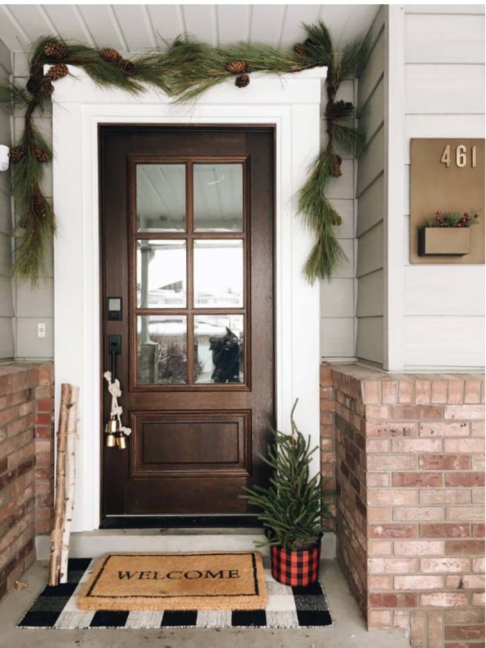 Brown Front Door With Thick Foliage #farmhouse #frontdoor #decorhomeideas