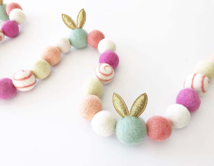 Cheery Felt Ball and Bunny Garland #Easter #spring #vintagedecor #decorhomeideas