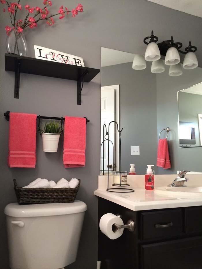 Color Accent Ideas for a Small Bathroom #bathroom #decor #decorhomeideas
