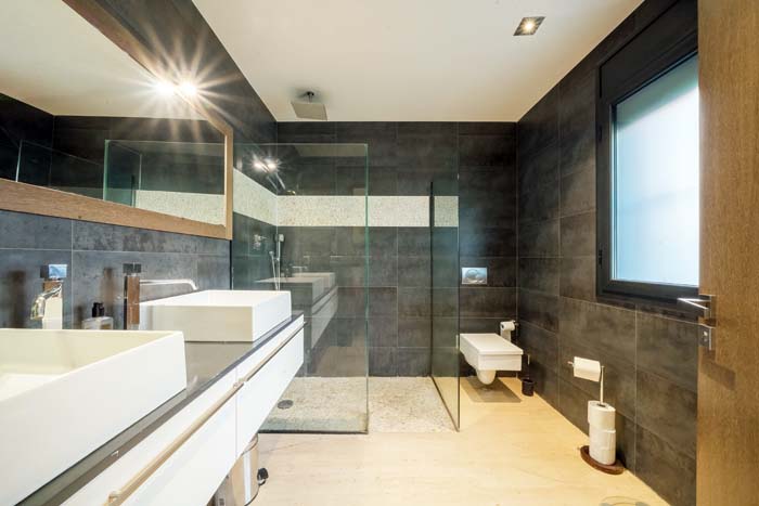 Consider A Frameless Shower Door #tricks #smallbathroom #decorhomeideas