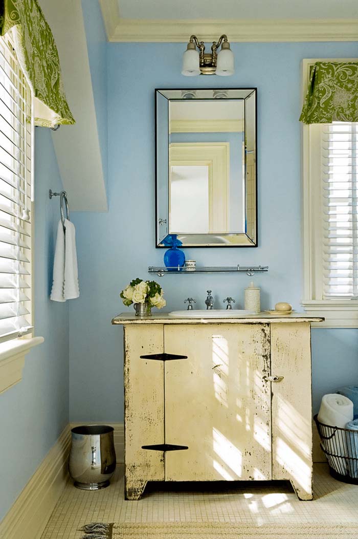 Crisp Valances Let In Natural Light #smallbathroom #design #decorhomeideas