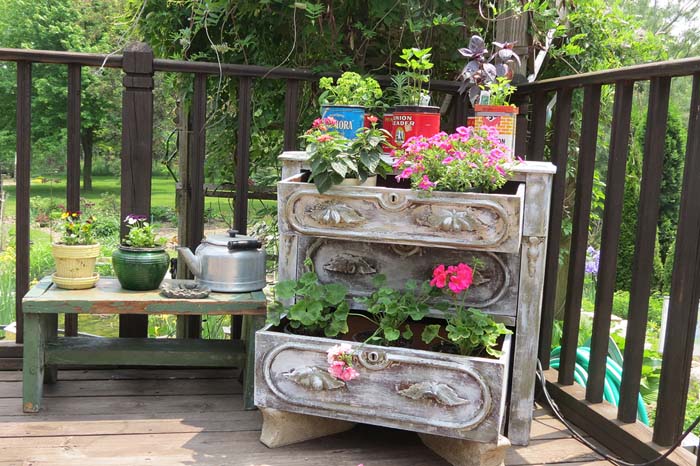 Dressing Up Old Dresser Drawers #verticalgarden #garden #decorhomeideas