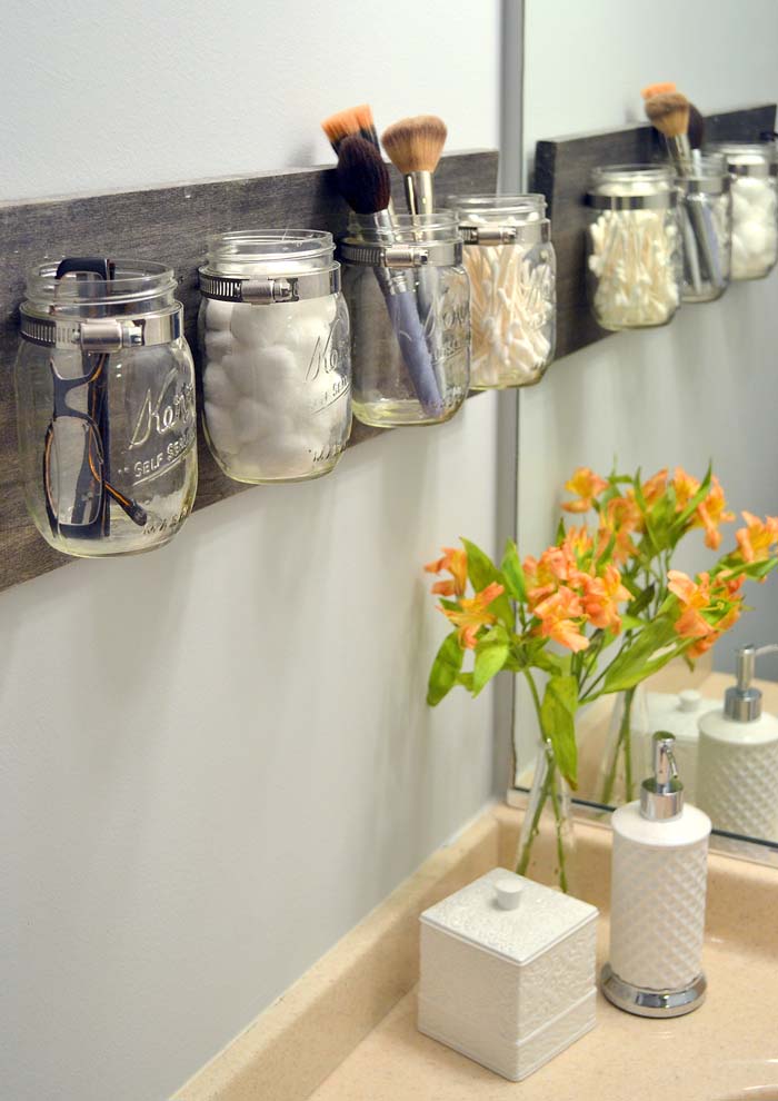 Easy Storage with Mason Jars and Pallets #bathroom #decor #decorhomeideas