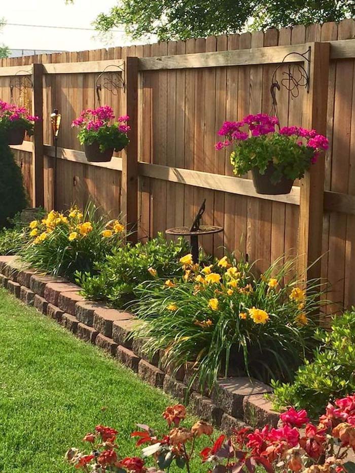 Fence Border Garden with Hanging Plants #smallgarden #gardendesign #decorhomeideas