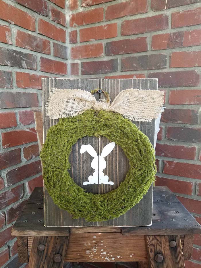 Flop-Eared Bunny Moss Wreath with Burlap Bow #Easter #spring #vintagedecor #decorhomeideas