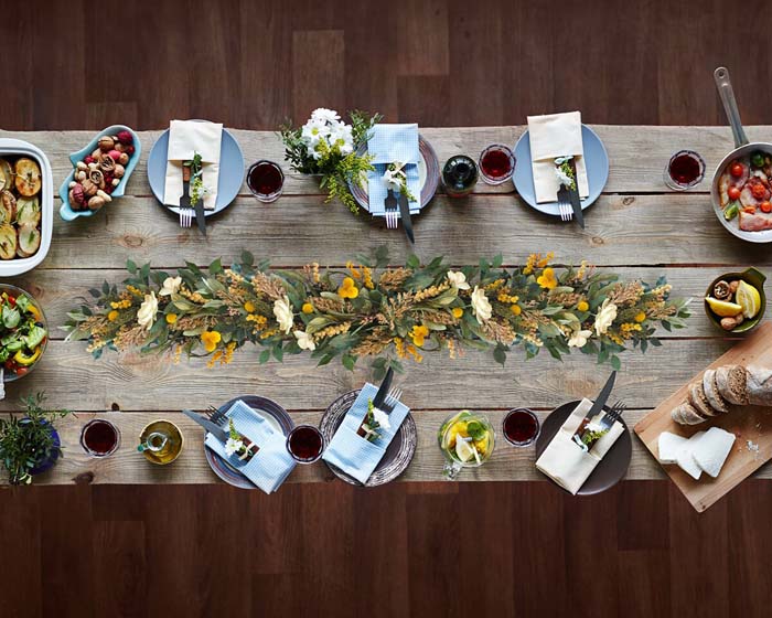 Fun Spring Flora Table Runner #Easter #spring #vintagedecor #decorhomeideas