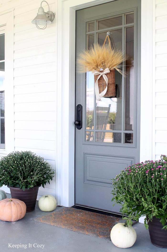 Greyscale Mirrored Modern Front Door #farmhouse #frontdoor #decorhomeideas