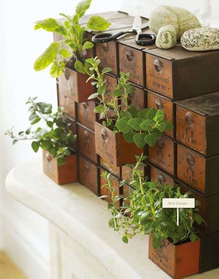 Incorporating Found Objects Into Vertical Garden Decor #verticalgarden #garden #decorhomeideas