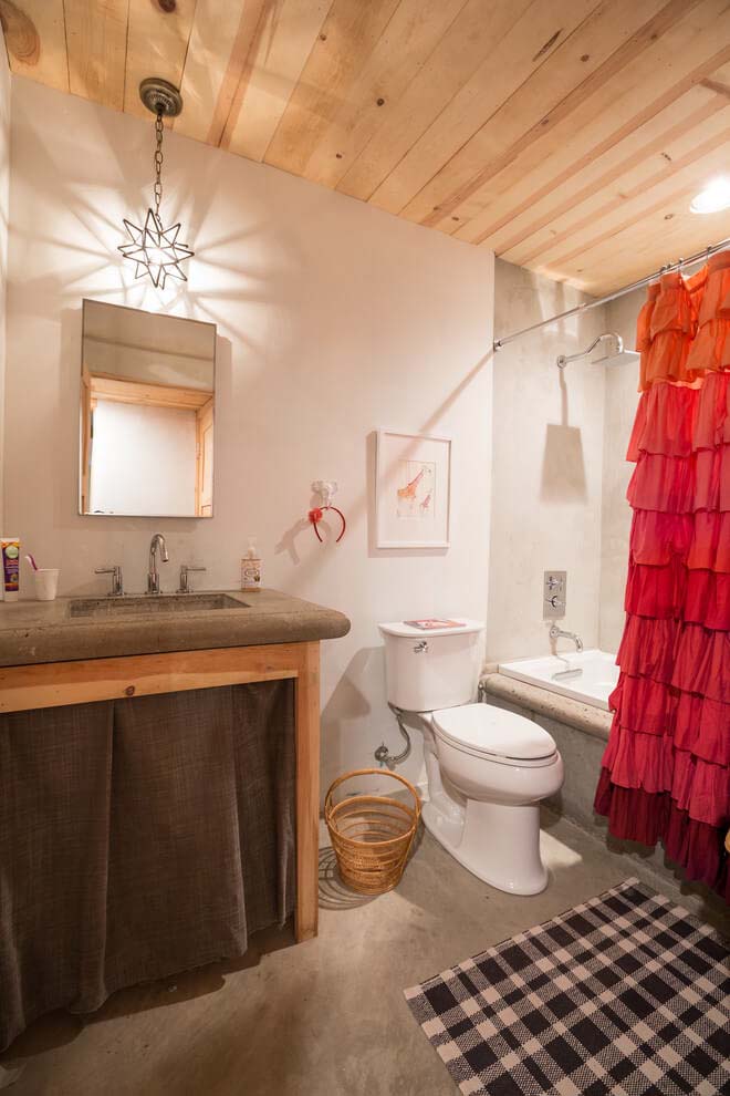 Lovely Eclectic Linens Add Textural Interest #smallbathroom #design #decorhomeideas