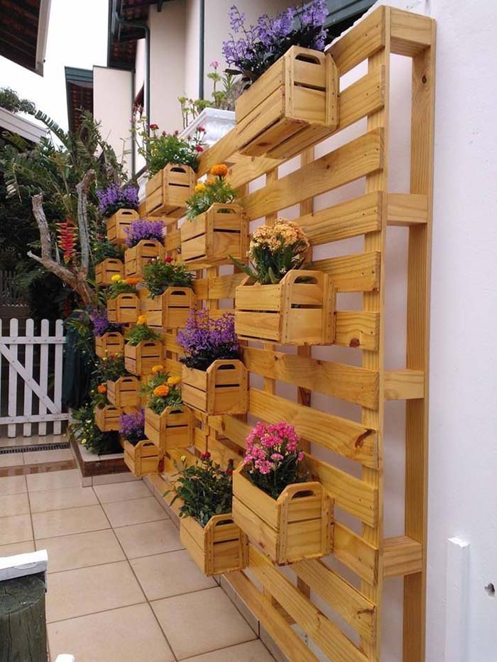 Mix and Match Baskets Full of Blooms #verticalgarden #garden #decorhomeideas