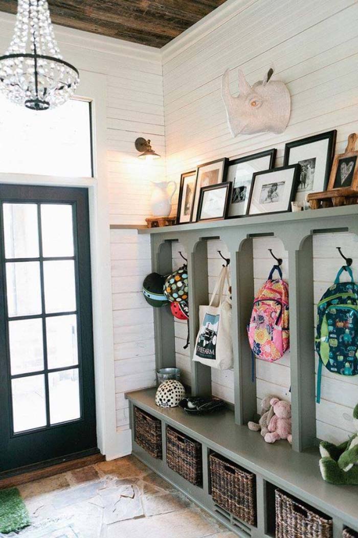 Simple Hooks and Baskets Make for Great Rustic Entryway Decorating Ideas #rusticentryway #farmhouse #decor #decorhomeideas