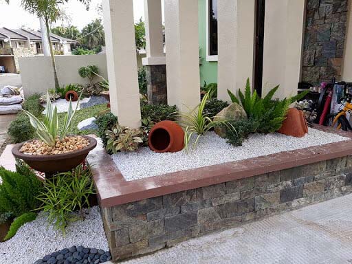 Small Elevated Garden Planter with Clay Pots #smallgarden #gardendesign #decorhomeideas