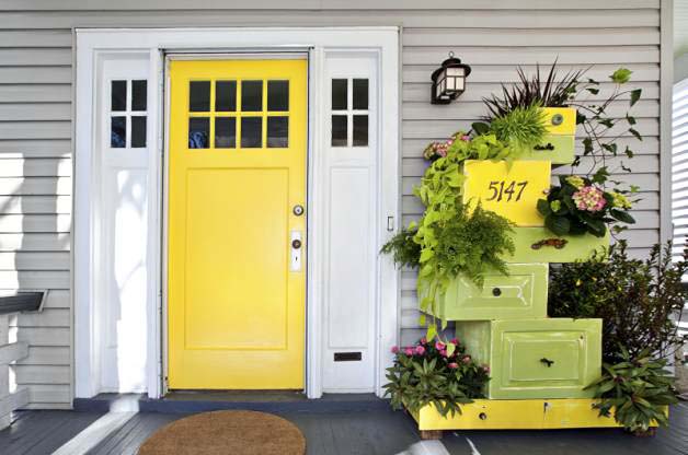 Stack Dresser Drawers to Create a Striking Vertical Garden #verticalgarden #garden #decorhomeideas