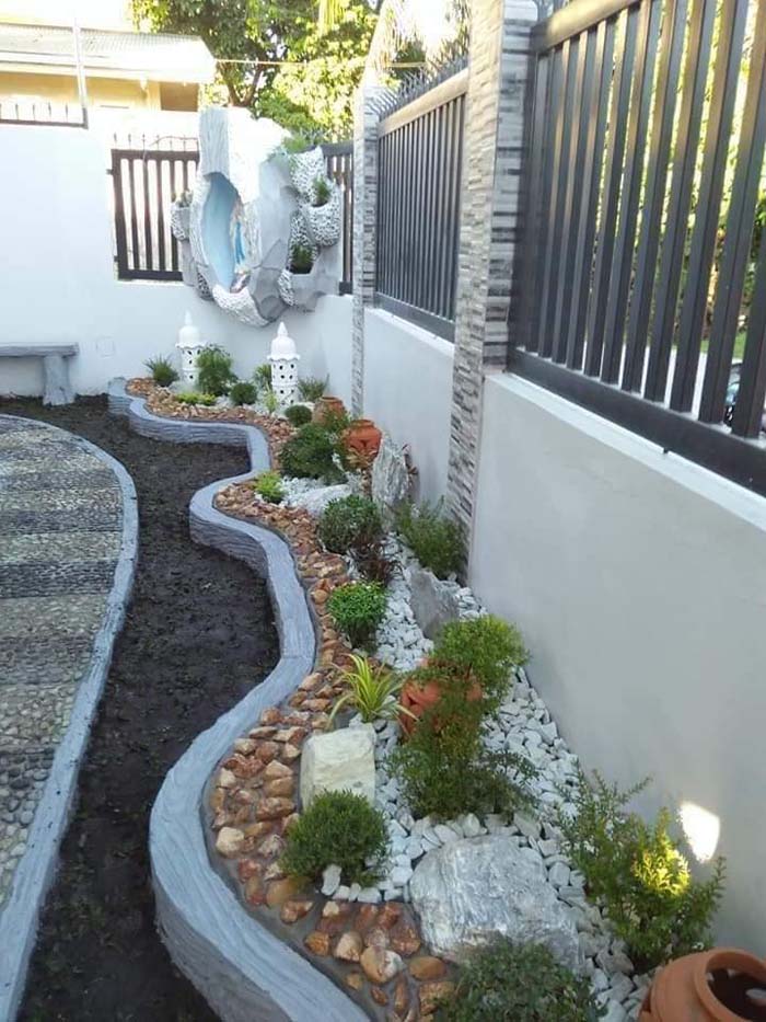 Stones and Greenery Bring a Small Garden to Life #smallgarden #gardendesign #decorhomeideas