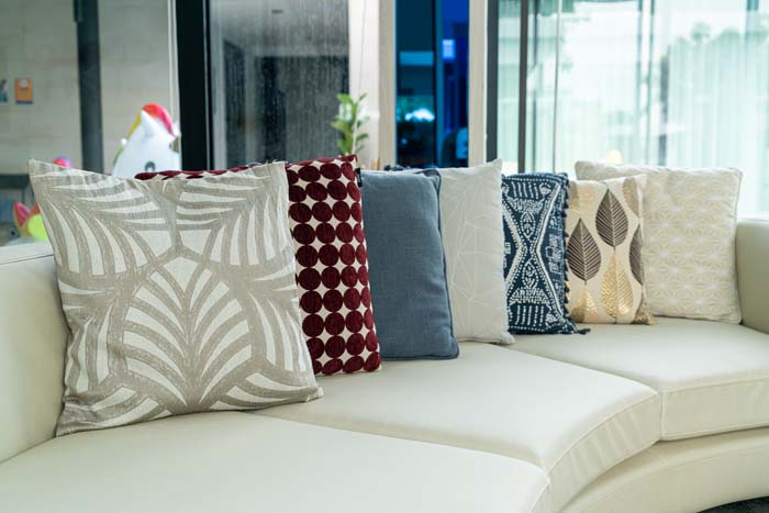 Swap Out Your Throw Pillows #homedecor #hacks #decorhomeideas