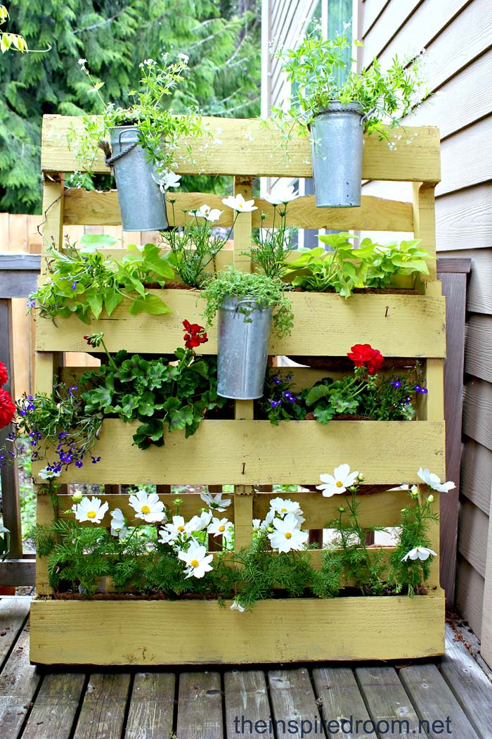 Take Pallet Gardening Vertical With This Simple Design #verticalgarden #garden #decorhomeideas