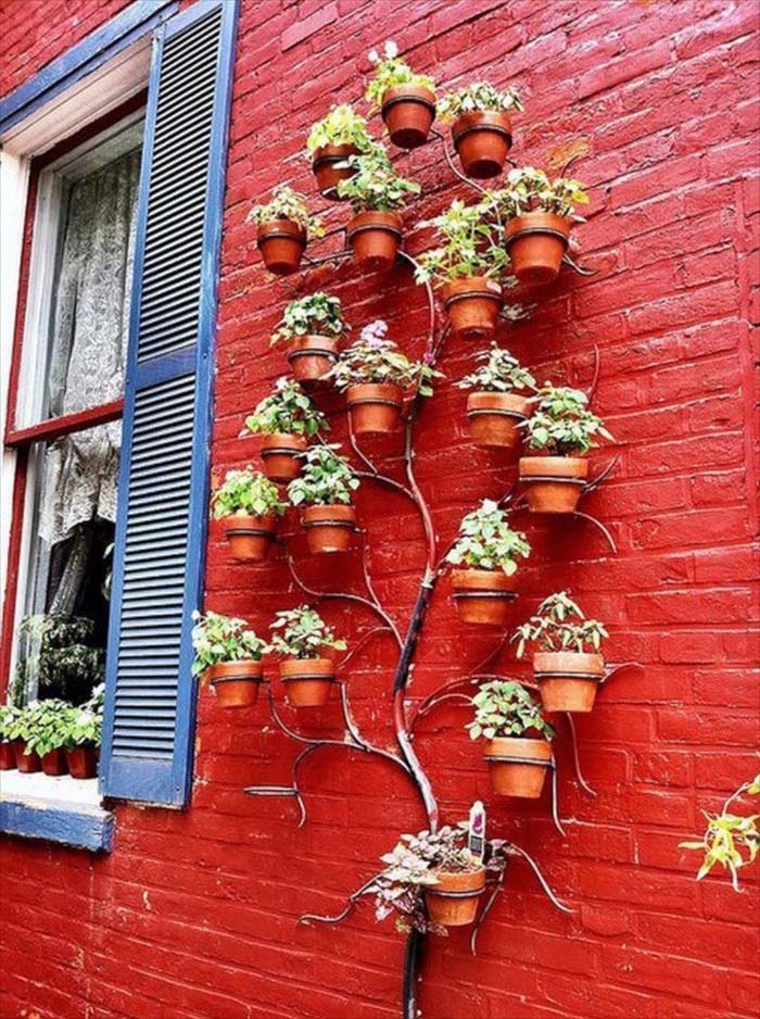 The Artful Use of Sculpted Metal #verticalgarden #garden #decorhomeideas