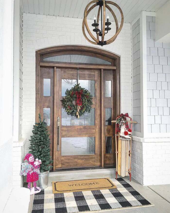 Wooden Front Door With Christmas Trees #farmhouse #frontdoor #decorhomeideas