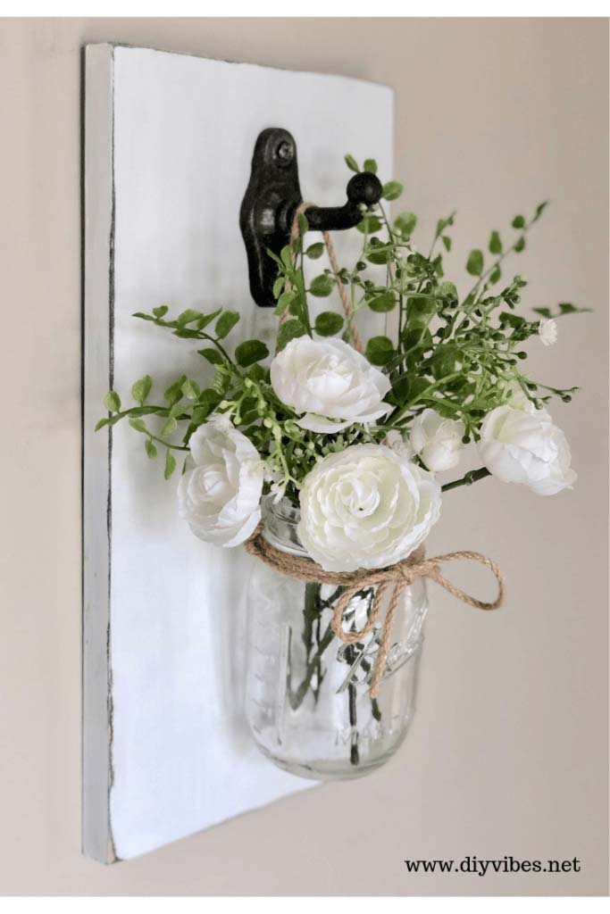 Wooden Plaque with Ball Jar Vase #floral #homedecor #decorhomeideas