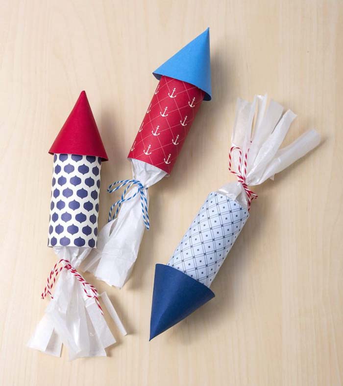 4th of July Party Favors Shaped Like Rockets #kidscrafts #toiletpaperroll #decorhomeideas