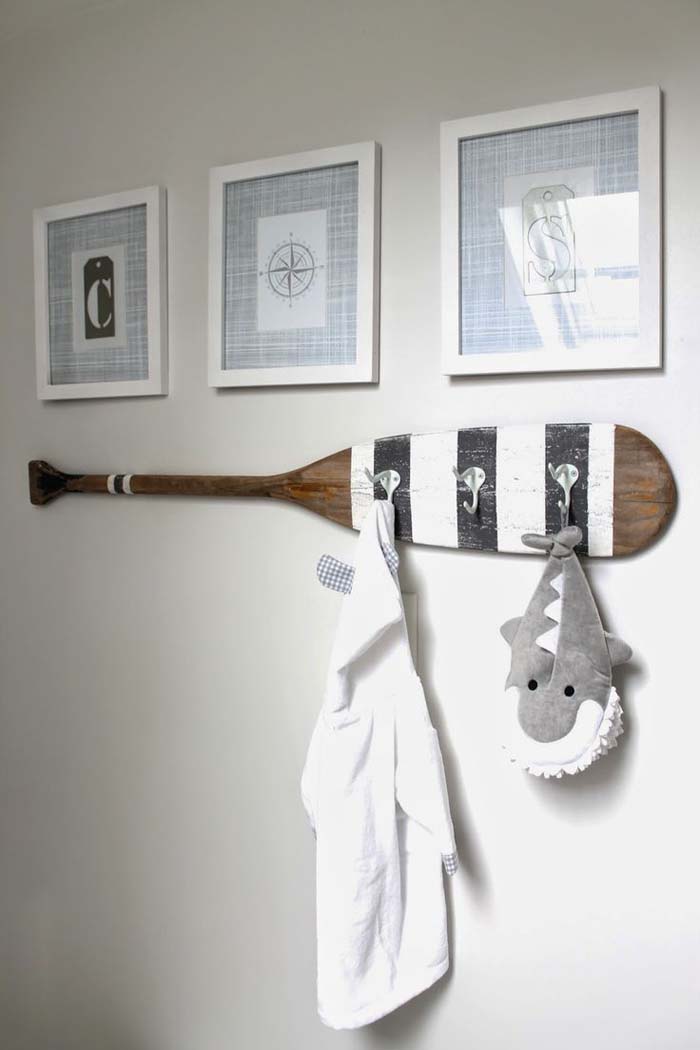 A Clever Way to Decorate with Paddles #nauticalbathroom #bathdecor #decorhomeideas