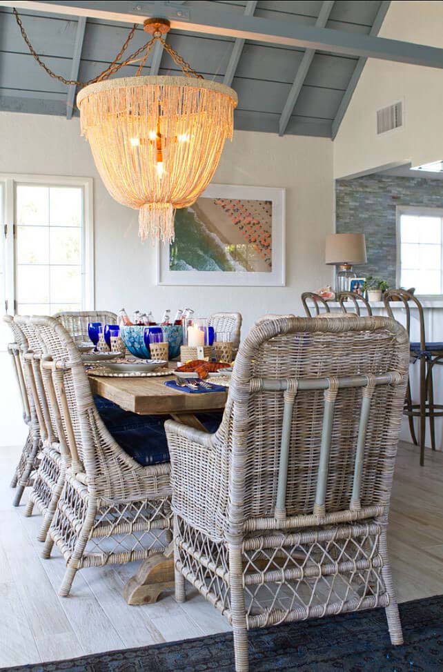 Beach-Inspired Dining Area with Seaweed Lighting #beachhouse #interiordesign #decorhomeideas