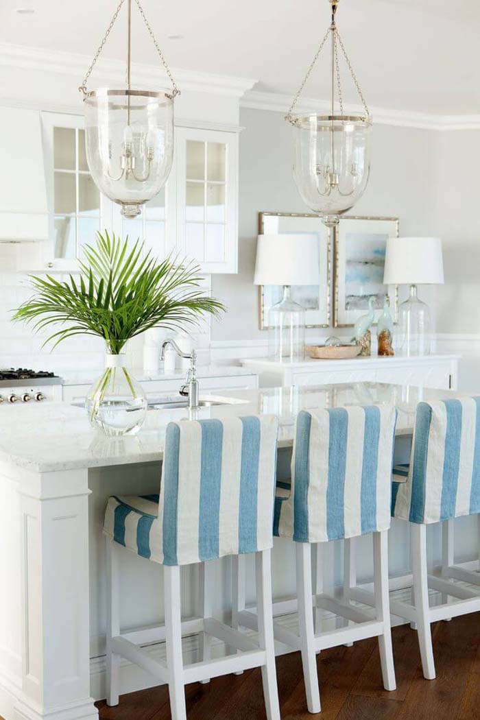 Breakfast Island with Elegant Glass Light Fixtures #beachhouse #interiordesign #decorhomeideas
