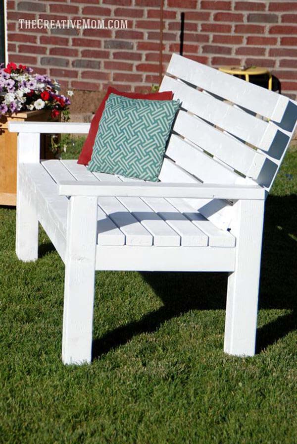 By-The-Seaside Cottage Bench #diy #outdoorbench #decorhomeideas