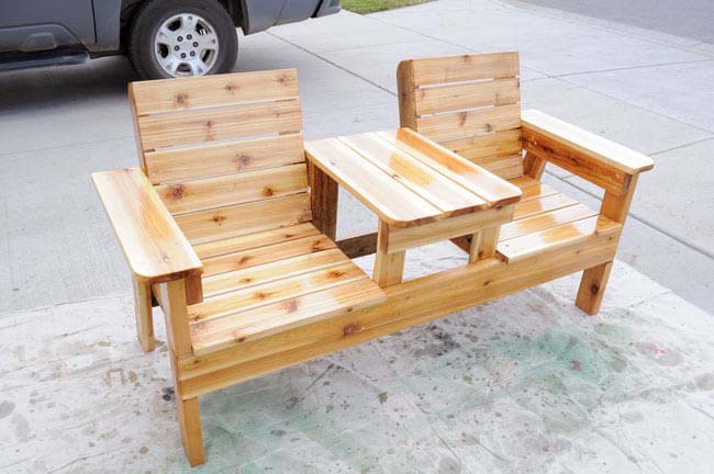 Cabin Style Double Chair Bench with Built-In Shared Table #diy #outdoorbench #decorhomeideas