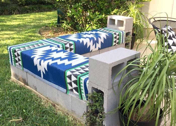 DIY Cinderblock Bench #diy #outdoorbench #decorhomeideas