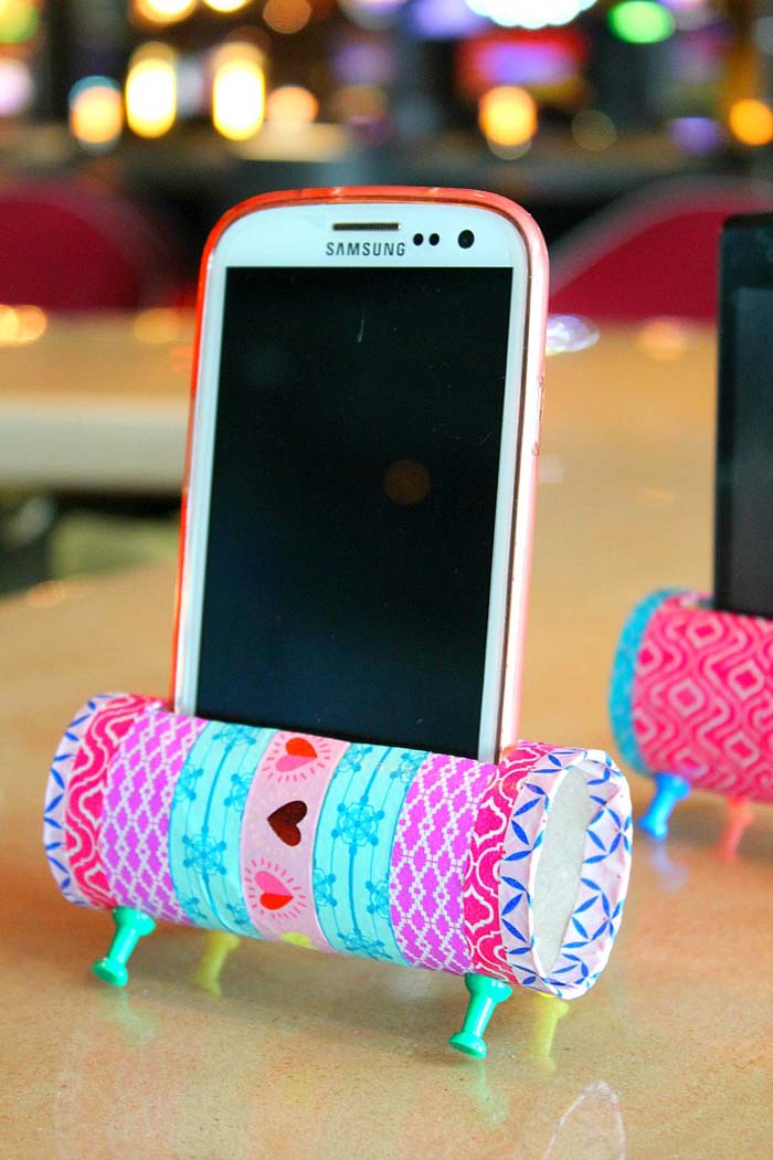 DIY Phone Stand From Recycled Toilet Paper Rolls #kidscrafts #toiletpaperroll #decorhomeideas