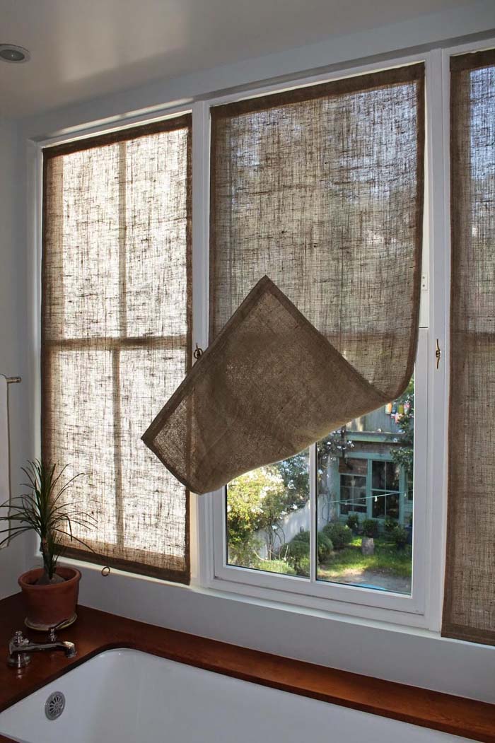 Easy Burlap Curtains with Side Hooks #farmhouse #windowtreatments #decorhomeideas