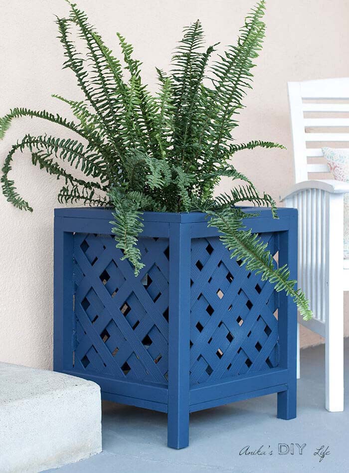 Lattice Planter as an Accent Piece #gardencontainer #garden #planter #decorhomeideas