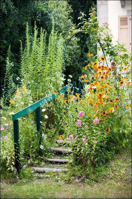 Magical Cottage Staircase with Sunflower Border #sunflower #garden #decorhomeideas