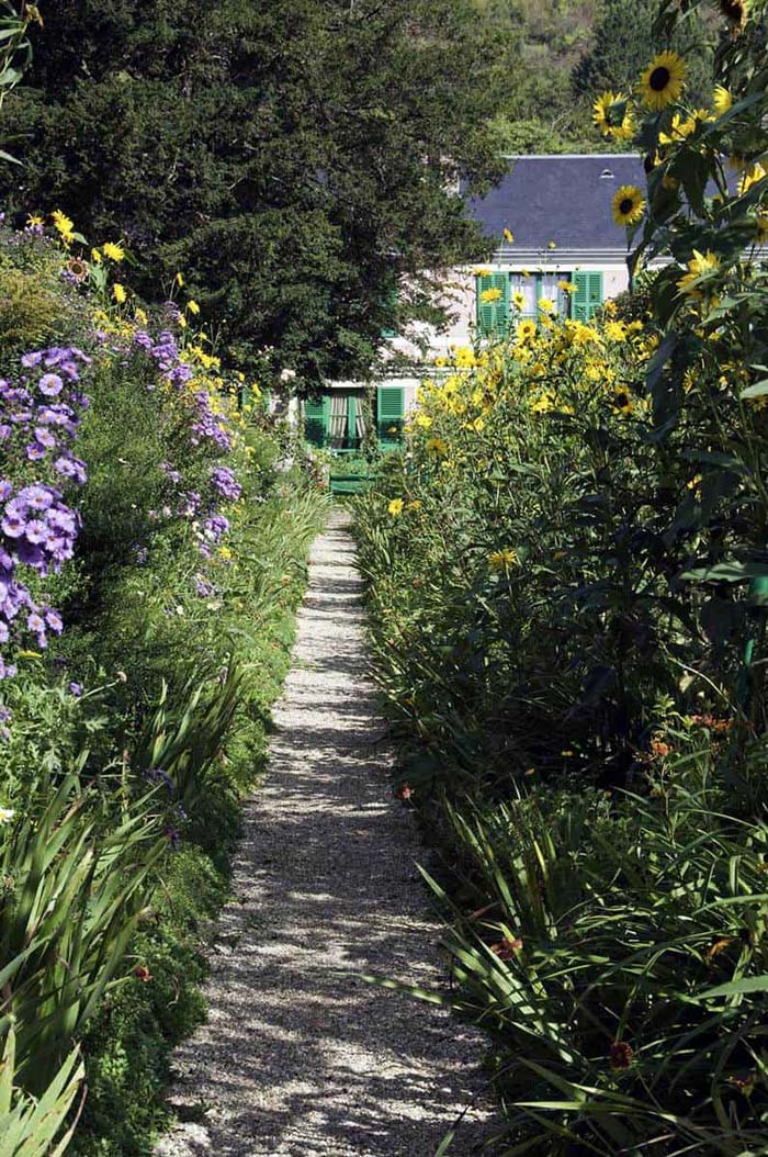 Magical Garden Path with Tall Sunflowers #sunflower #garden #decorhomeideas