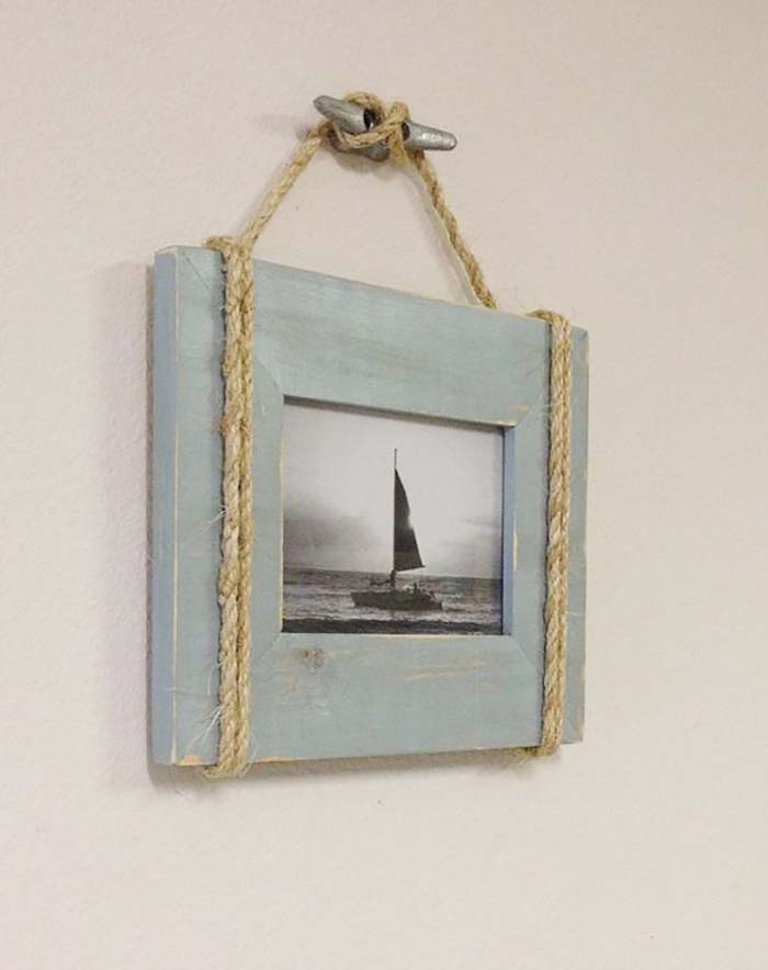 Old-School Photo Frame Gives Charm to your Bathroom #nauticalbathroom #bathdecor #decorhomeideas
