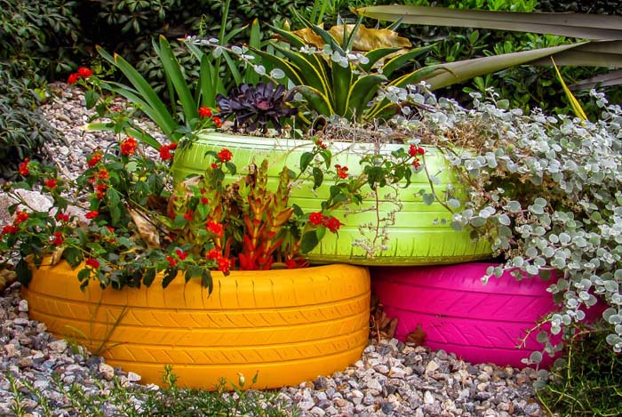 Painted Tire Flower Display #gardencontainer #garden #planter #decorhomeideas