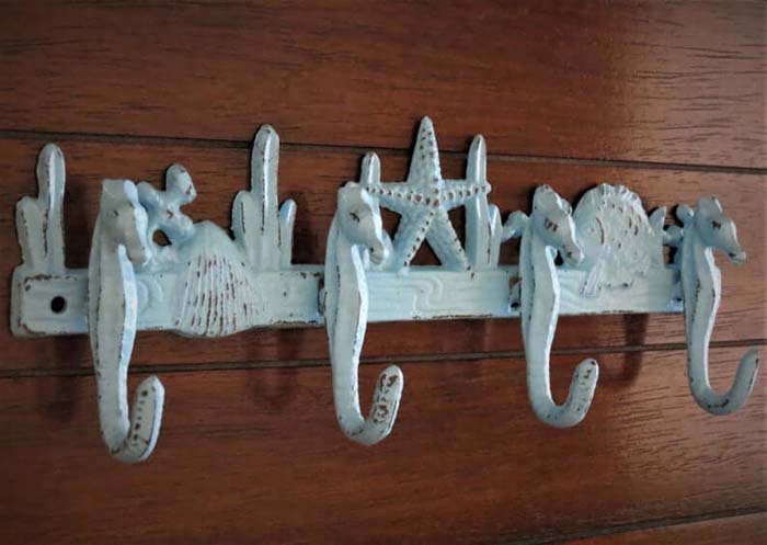 Rustic and Vintage Seahorse Hooks Strip #nauticalbathroom #bathdecor #decorhomeideas