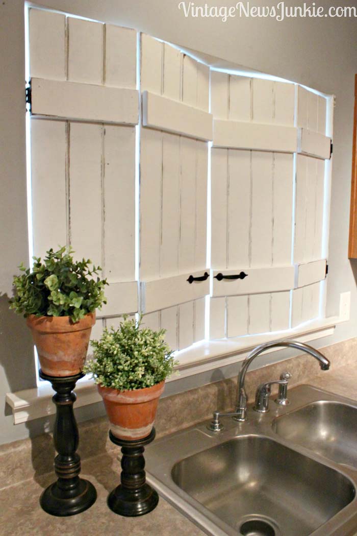 Rustic White Window Shutters in the Kitchen #farmhouse #windowtreatments #decorhomeideas