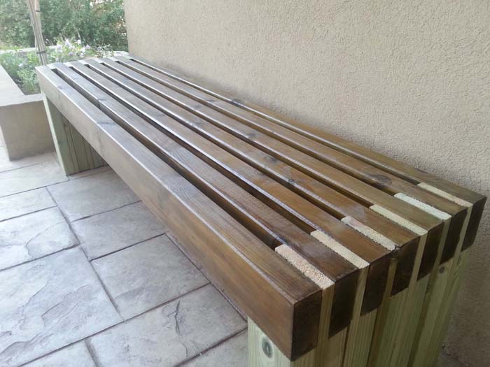 Sitting-In-The-Park Style Bench #diy #outdoorbench #decorhomeideas