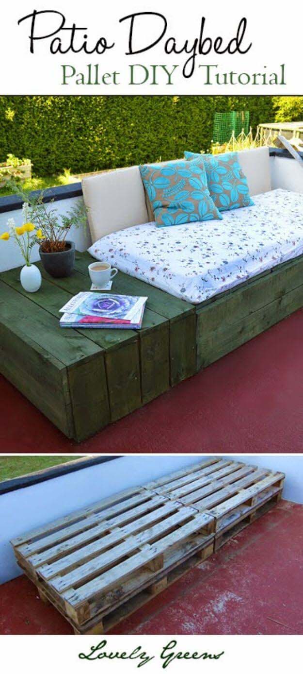 Soft and Comfortable Patio Pallet Daybed #diy #outdoorbench #decorhomeideas