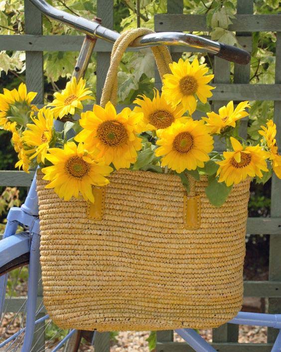 Straw Tote Sunflower Planter #sunflower #garden #decorhomeideas