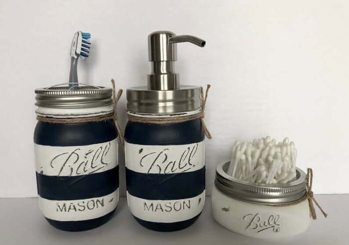 Striped Mason Jar Bathroom Organization #nauticalbathroom #bathdecor #decorhomeideas