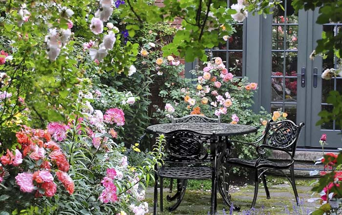 The Private Haven #rosegarden #roses #decorhomeideas