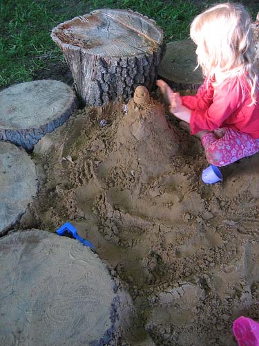 Wood Stump Sandbox #diy #sandbox #decorhomeideas