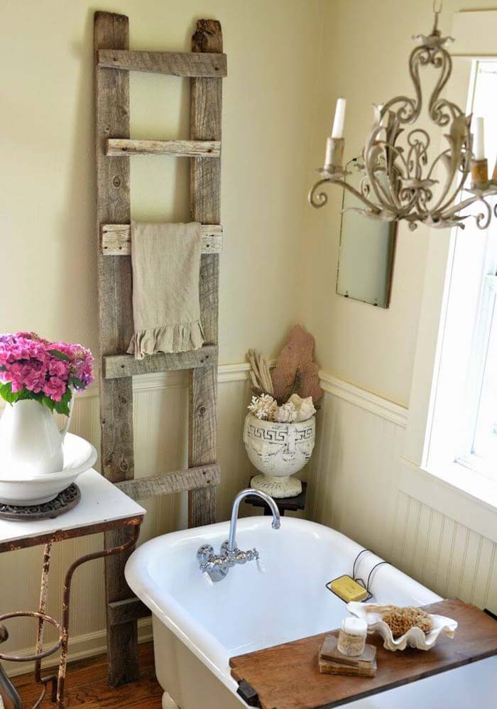 Antique Wood Ladder Towel Rack #farmhousebathroom #bathroom #decorhomeideas